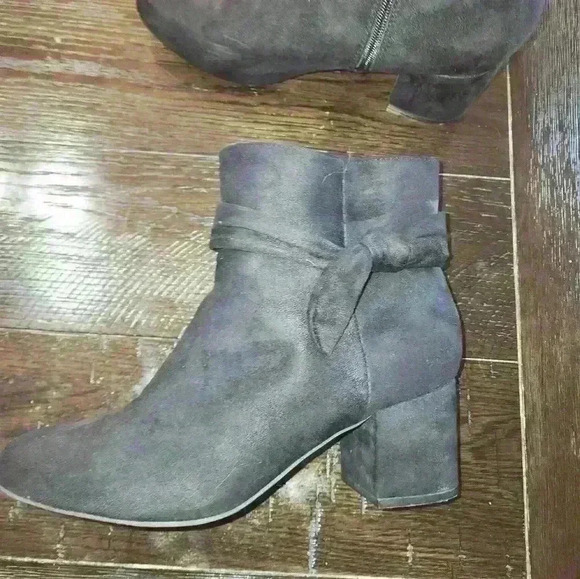 Torrid black faux suede bow booties in size 9.5 - Picture 1 of 3